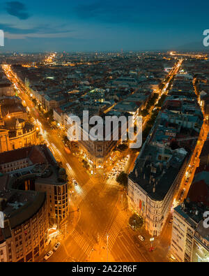Budapester Stadtbild in Blaue Stunde mit Andrassy & Bajcsy Zsilinszky Strasse. Stockfoto