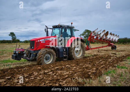 Red Massey Ferguson 6490 Traktor, Landwirtschaft, ein 6 Furche reversible Kverneland PB 100-8 aufgesattelter Pflug am Vorgewende Stockfoto