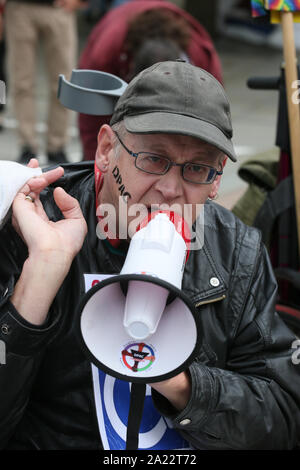 Manchester, Großbritannien. 30. September 2019. DPAC, behinderte Menschen gegen Sozialabbau, Protest außerhalb der Tory-partei Konferenz Manchester, Lancashire, UK. Quelle: Barbara Koch/Alamy leben Nachrichten Stockfoto