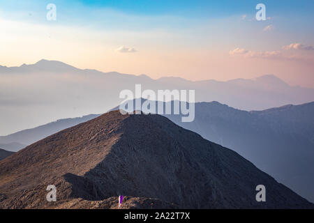 Panoramablick auf die Taurus Berge bei Sonnenuntergang von oben Tahtali Berg in der Nähe von Kemer, Antalya, Türkei Stockfoto