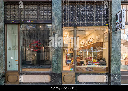 Ein tabacchi Shop innerhalb des Art Deco, Glas Decke arcade Galleria San Federico in Turin, Italien Stockfoto