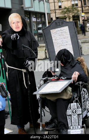 Manchester, Großbritannien. 30. September 2019. DPAC, behinderte Menschen gegen Sozialabbau, Protest außerhalb der Tory-partei Konferenz Manchester, Lancashire, UK. Quelle: Barbara Koch/Alamy leben Nachrichten Stockfoto