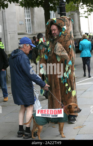 Manchester, Großbritannien. 30. September 2019. Proteste und Theater außerhalb der Tory-partei Konferenz Manchester, Lancashire, UK. Quelle: Barbara Koch/Alamy leben Nachrichten Stockfoto