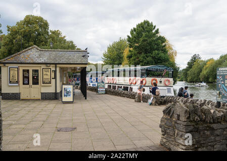 Französischen Brüder River Cruise Boote bankside auf der Themse in Windsor, Berkshire, England, Großbritannien Stockfoto