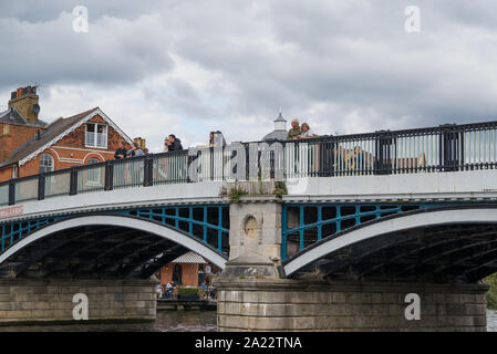 Menschen in Windsor und Eton, die Aussicht auf die Themse von Windsor und Eton Brücke, Windsor, Berkshire, England Stockfoto