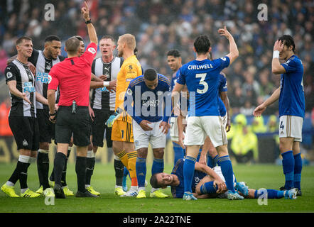 Leicester, Großbritannien. 29 Sep, 2019. Marc Albrighton von Leicester City hält sein Bein wie Isaak Hayden von Newcastle United (nicht abgebildet) wird während der Premier League Match zwischen Leicester City und Newcastle United für die King Power Stadion, Leicester, England geschickt am 29. September 2019. Foto von Andy Rowland. Credit: PRiME Media Images/Alamy leben Nachrichten Stockfoto