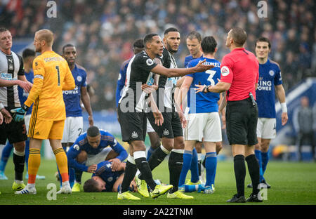 Leicester, Großbritannien. 29 Sep, 2019. Isaac Hayden von Newcastle United argumentiert mit Schiedsrichter Craig Pawson nach Aus für eine Herausforderung auf Marc Albrighton von Leicester City während der Premier League Match zwischen Leicester City und Newcastle United für die King Power Stadion, Leicester, England am 29. September 2019 gesendet werden. Foto von Andy Rowland. Credit: PRiME Media Images/Alamy leben Nachrichten Stockfoto