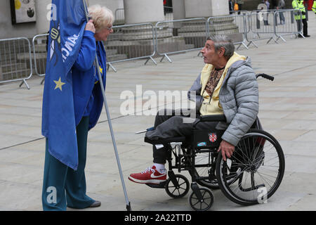 Manchester, Großbritannien. 30. September 2019. Ein stand von zwischen einem Rest und Brexiteer außerhalb der Tory-partei Konferenz Manchester, Lancashire, UK. Quelle: Barbara Koch/Alamy leben Nachrichten Stockfoto