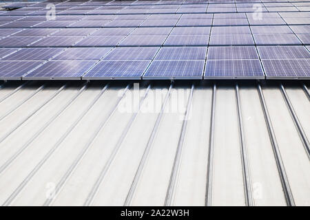 Antenne Draufsicht eines Solar Panels Kraftwerk. Erneuerbare Energie Konzept. Detaillierte Nahaufnahmen der modernen großen Photovoltaik Solar Panels Stockfoto