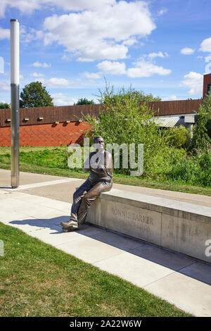 Statue außerhalb des Riverside Theater in Aylesbury Gedenken an Ronnie Barker, Schauspieler Stockfoto