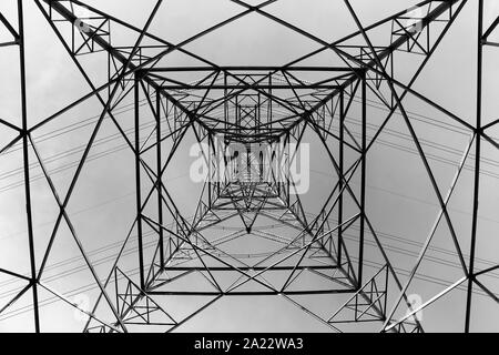 Unter einem Strommast, nach oben durch die Mitte Stockfoto