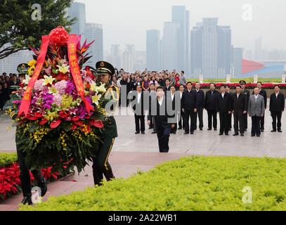 Peking, Guangdong Provinz Chinas. 8 Dez, 2012. Xi Jinping legt einen Korb mit Blumen an der Statue des verstorbenen chinesischen Spitzenpolitiker Deng Xiaoping bei Lianhuashan Park in Shenzhen im Süden Chinas Provinz Guangdong, Dez. 8, 2012. Gehen mit "Xi Fokus: Xi Jinping und Chinas neue Ära" Credit: Lan Hongguang/Xinhua/Alamy leben Nachrichten Stockfoto