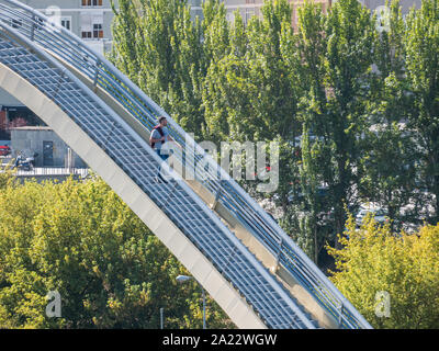 Mann auf der Brücke Puente del Milenio ('Millenium Bridge"), auch als Ponte del Milenio oder Puente de La Gaviota ('Seagull Bridge" bezeichnet) Stockfoto