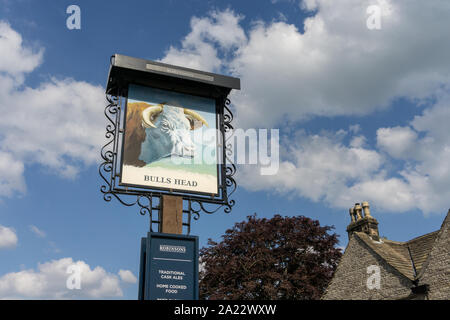 Zeichen für Head Pub des Stieres im Dorf Ashford im Wasser, Derbyshire, Großbritannien Stockfoto