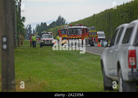 CHRISTCHURCH, NEUSEELAND, 14. Dezember 2018: Die Feuerwehr und Polizei warten am Straßenrand in der Nähe von einem Unfall des Fahrzeugs Stockfoto