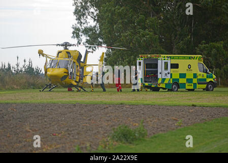 CHRISTCHURCH, NEUSEELAND, 14. Dezember 2018: Krankenwagen Mitarbeiter übertragen und eine Person mit dem Rettungshubschrauber nach einem Unfall des Fahrzeugs Stockfoto