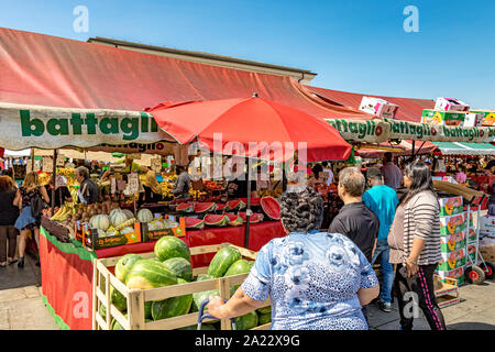 Leute einkaufen bei Mercato di Porta Palazzo, einem der größten Märkte in Europa eine große Vielfalt an frischen Produkten, Turin, Italien Stockfoto