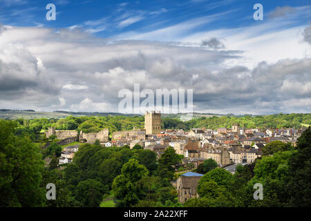 Historische Marktstadt Richmond in North Yorkshire England mit Norman Richmond Castle in der Sonne mit bewölktem Himmel Stockfoto