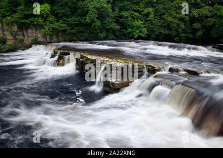 Lange Belichtung mit fliessend Wasser von Richmond fällt auf den Fluss Swale in Richmond North Yorkshire England Stockfoto