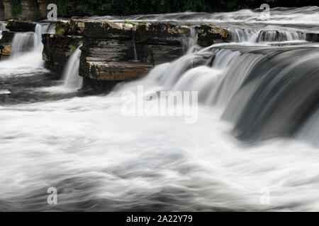 Lange Belichtung mit fliessend Wasser des Flusses Swale Wasserfälle in Richmond North Yorkshire England Stockfoto