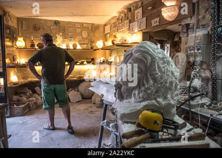 Handwerker Roberto Chiti, spezialisiert auf Alabaster, in seiner eigenen Werkstatt Stockfoto