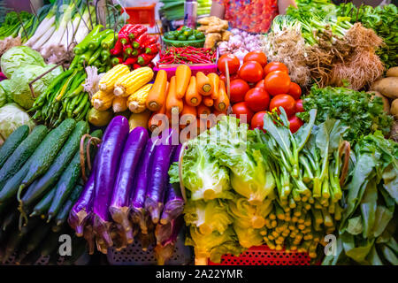 Frisches Gemüse und Früchte an den lokalen Markt in Sanya, Hainan, China Stockfoto