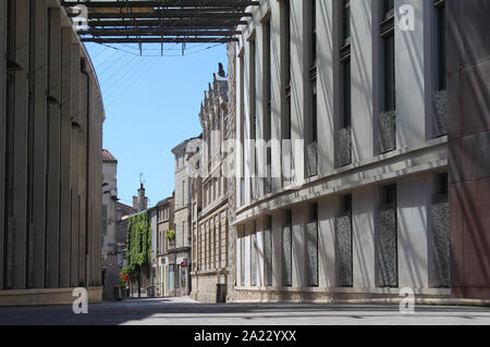 NIORT, Frankreich, 16. JULI 2017: Blick auf malerische Rue de l'Ancien Oratoire in der Altstadt von Niort. Niort ist groß Stadt in der Haute-Saône Abteilung Stockfoto