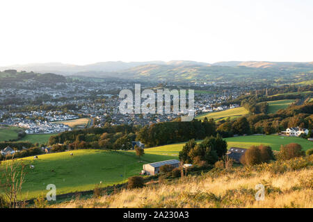 Anzeigen von Kendal und Oxenholme aus dem Ruder bei Sonnenuntergang - Goldene stunde Landschaft Stockfoto