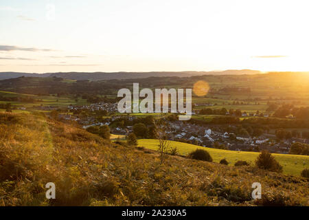 Blick auf Natland und Oxenholme aus dem Ruder bei Sonnenuntergang - Goldene Stunde landcape Cumbria Stockfoto