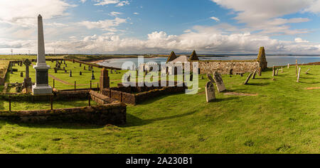 St. Columba Kirche ist eine Ruine aus dem 14. Jahrhundert auf einem sandigen Isthmus in der Nähe der Stadt Stornoway auf der Insel Lewis, Schottland, Großbritannien Stockfoto