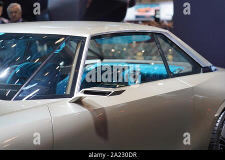 Eggshell farbige Elektroauto mit Vintage Style mit blauem Stoff am Autosalon Genf 2019 in Genf, Schweiz Stockfoto