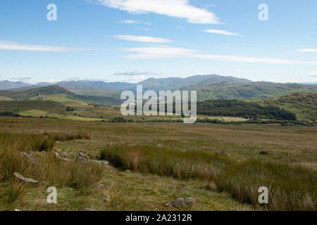 Blick auf Ulpha und Umgebung Lake District von Kornelius fiel, Kornelius, Cumbria UK-Sommertag, blauer Himmel mit leichter Bewölkung, grüne Felder Stockfoto