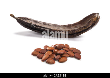 Johannisbrot pod mit Bohnen auf weißem Hintergrund Stockfoto