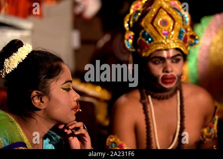 September 30, 2019: Ein indischer Künstler angezogen, als den Charakter von Ramleela warten, um seinen Charakter während einer traditionellen Drama "Ramleela" erzählt das Leben von Rama durch die katra Ramleela Ausschuss organisiert das Festival der Dussehra in Allahabad am Montag zu feiern, 30. September 2019 durchzuführen. Statt am Ende des Navratri (9 Nächte) Festival, Dussehra den Sieg des Guten über das Böse in der hinduistischen Mythologie symbolisiert. (Bild: © Prabhat Kumar Verma/ZUMA Draht) Stockfoto