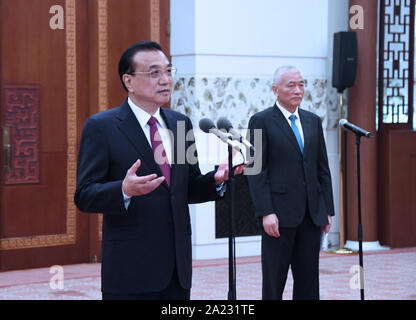 (190930)-BEIJING, Sept. 30, 2019 (Xinhua) - Der chinesische Premier Li Keqiang trifft sich mit einer Gruppe von Experten aus dem Ausland, welche die Freundschaft Award erhalten, die jährlich von der chinesischen Regierung, ausländische Experten zu Ehren, in der Großen Halle des Volkes in Peking, der Hauptstadt von China, Sept. 30, 2019. Die Konferenz wurde auch von vice Premier Han Zheng besucht. (Xinhua/Rao Aimin) Stockfoto