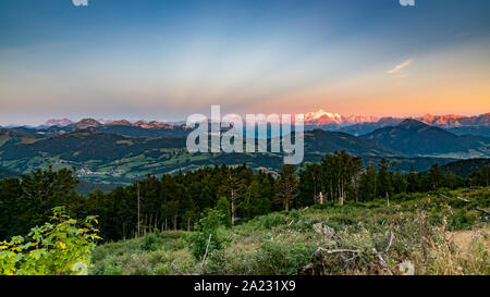 Alpine Landschaft, Mont Blanc Mountain Peak, Mont Blanc Massiv, Savoyer Voralpen, Sonnenuntergang beleuchtet die Berggipfel in Orange. Stockfoto