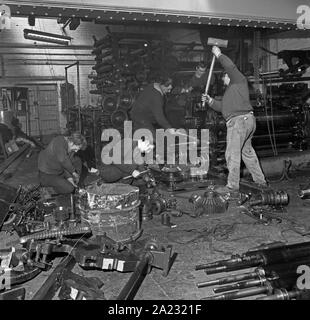 Altmetall-kaufleuten Demontage alte Zeitung Presse Pressen in 1966 Stockfoto