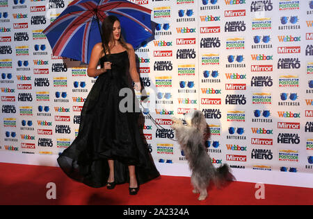 Ashleigh Butler und Sully nahmen an den Mirror Animal Hero Awards 2019 Teil, die in Zusammenarbeit mit der People's Postcode Lottery und Webbox im Grosvenor House Hotel, London, verliehen wurden. Stockfoto