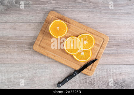 Einige orange Scheiben auf einem Holzbrett Stockfoto