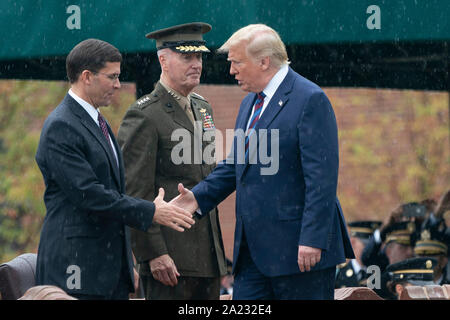 Präsidenten der Vereinigten Staaten Donald J. Trumpf grüßt der Vereinigten Staaten die Armee Dr. Mark T. Esper während der Bundeswehr Willkommen Zeremonie zu Ehren des 20 Vorsitzende des Generalstabs Mark Milley bei Joint Base Myer in Virginia, 30. September 2019. Quelle: Chris Kleponis/Pool über CNP/MediaPunch Stockfoto