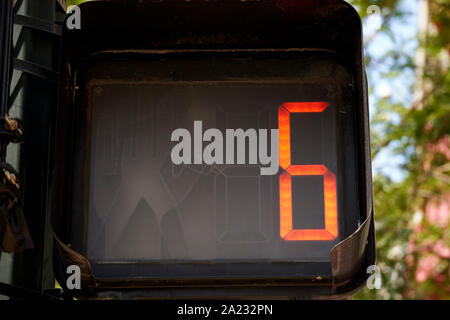 Rote Zahl 6 Countdown Timer signal Fußgängerüberweg Zebrastreifen Leute schildern Chicago Illinois Vereinigte Staaten von Amerika Stockfoto