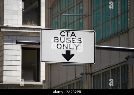 Cta-Busse nur Zeichen über eine Busspur in der Innenstadt von zentralen Chicago Illinois Vereinigte Staaten von Amerika Stockfoto