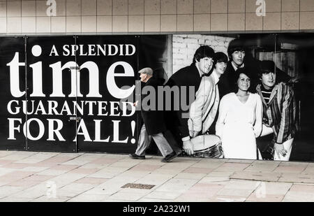 Ein Mann der Vergangenheit ein Poster von den Beatles auf das Old Globe Theater in Stockton-on-Tees, Cleveland, England, Großbritannien Stockfoto