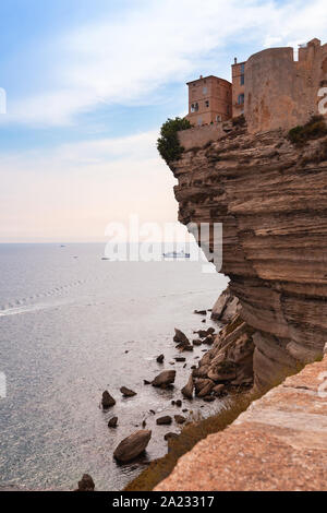 Alte Häuser aus Stein auf einer Klippe. Küstenlandschaft von Bonifacio. Insel Korsika, Frankreich. Vertikale Foto Stockfoto