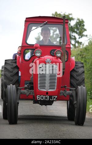 Red Massey Ferguson 35 Traktor mit Dach Stockfoto