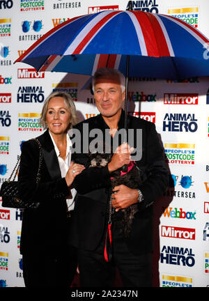 Shirlie Holliman und Martin Kemp nehmen an den Mirror Animal Hero Awards 2019 Teil, die in Zusammenarbeit mit der People's Postcode Lottery und der Webbox im Grosvenor House Hotel, London, verliehen werden. Stockfoto