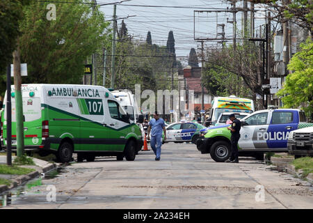 Buenos Aires, Buenos Aires, Argentinien. 30 Sep, 2019. Ein Mann seine 30-jährige Tochter getötet und begraben die Körper im Hinterhof seines Hauses. Die brutalen Femizid shakes Gesellschaft. Credit: Claudio Santisteban/ZUMA Draht/Alamy leben Nachrichten Stockfoto