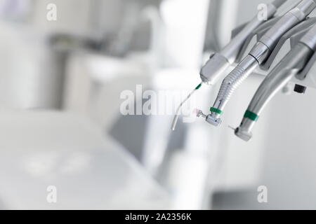 Professionelles Equipment in Zahnarzt Klinik verwendet, in der Nähe von zahnbohrer, kopieren Raum Stockfoto