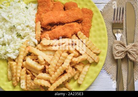 Leckeres warmes Abendessen. Schnelle Abendessen auf einer hölzernen Tisch vorzubereiten. Stockfoto