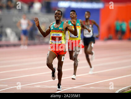 Äthiopiens Muktar Edris überquert die Ziellinie des Männer 5000 m bei Tag vier der IAAF Weltmeisterschaften am Khalifa International Stadium, Doha, Katar zu gewinnen. Stockfoto